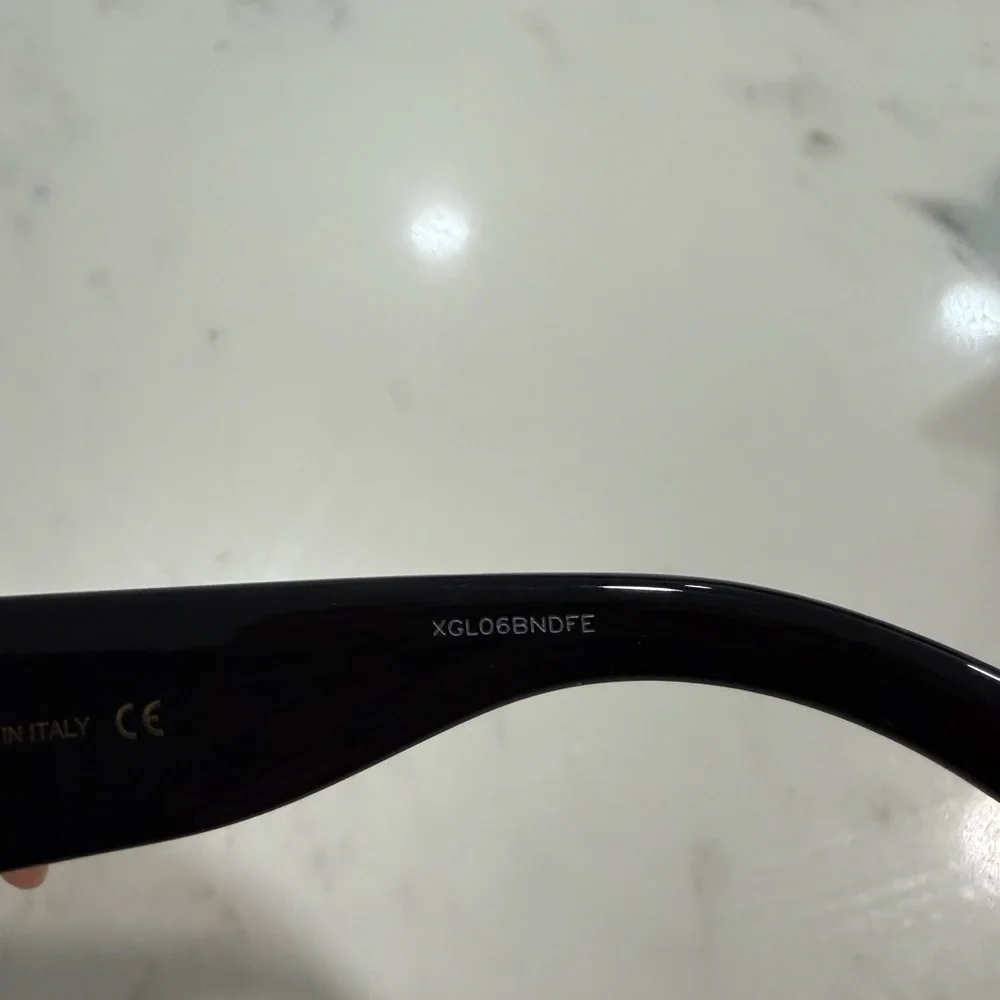 Gucci Black Cat-Eye Sunglasses with Dark Lenses GG0142SA 55MM.20.140